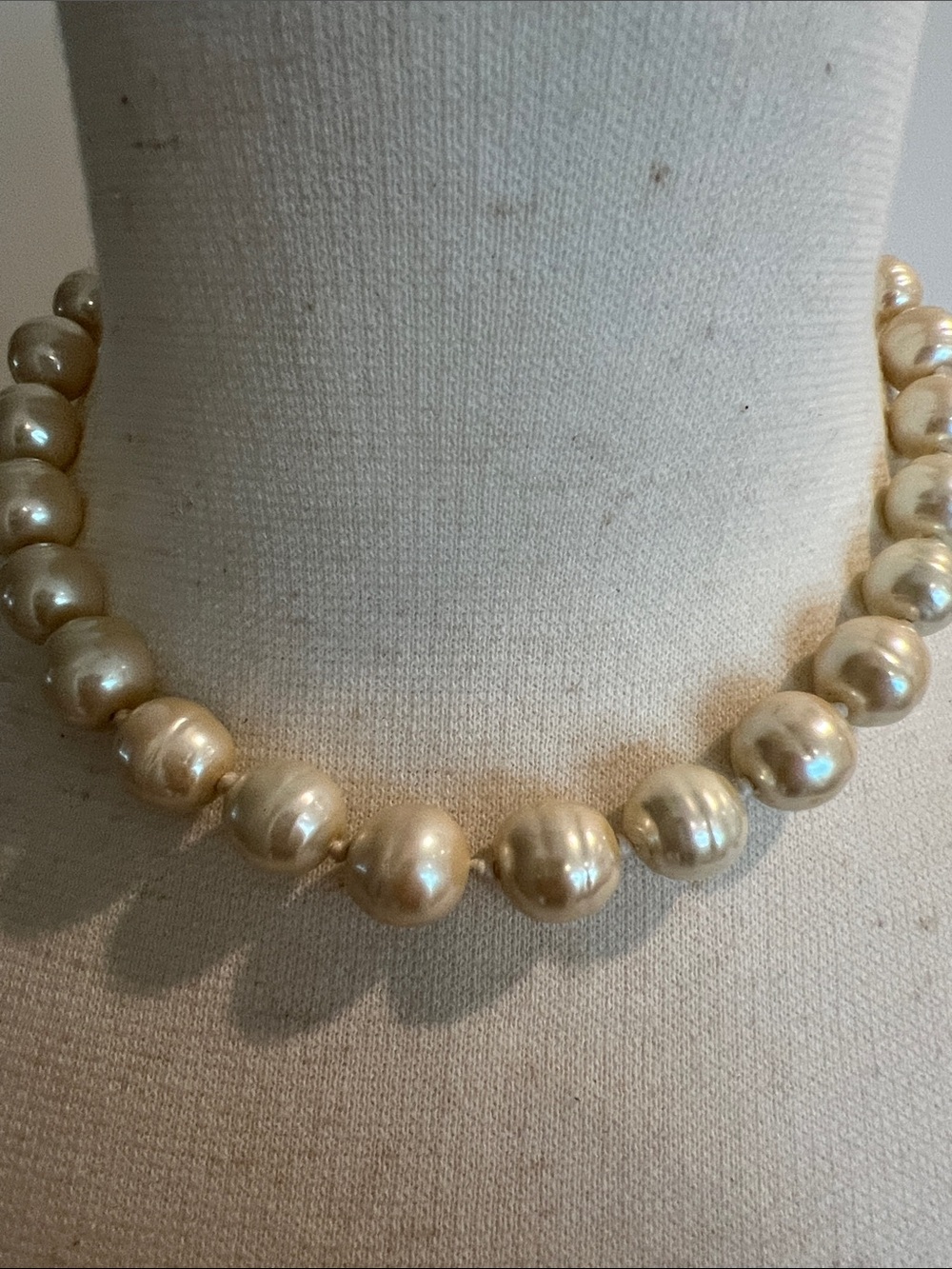 Classic Cream Pearl Necklace - Unbranded View 3